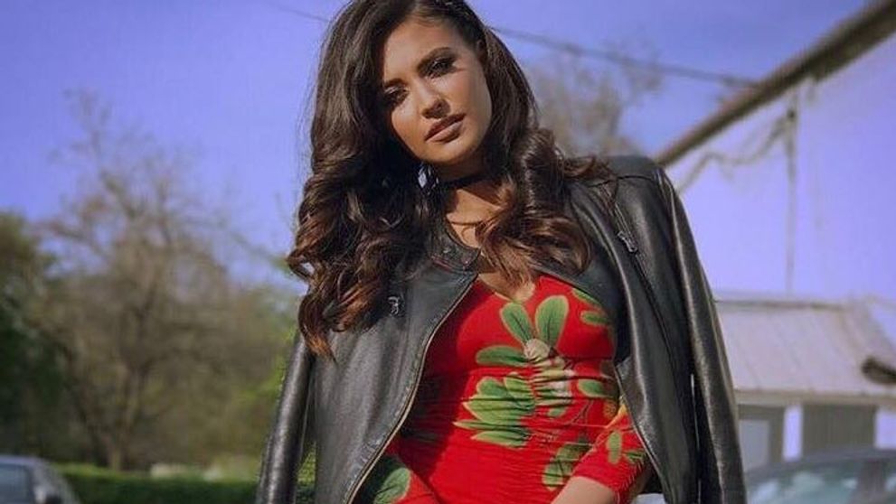 Fara sutien, intr-un maiou alb, care ii scoate in evidenta formele! Antonia si-a innebunit fanii cand s-a pozat asa