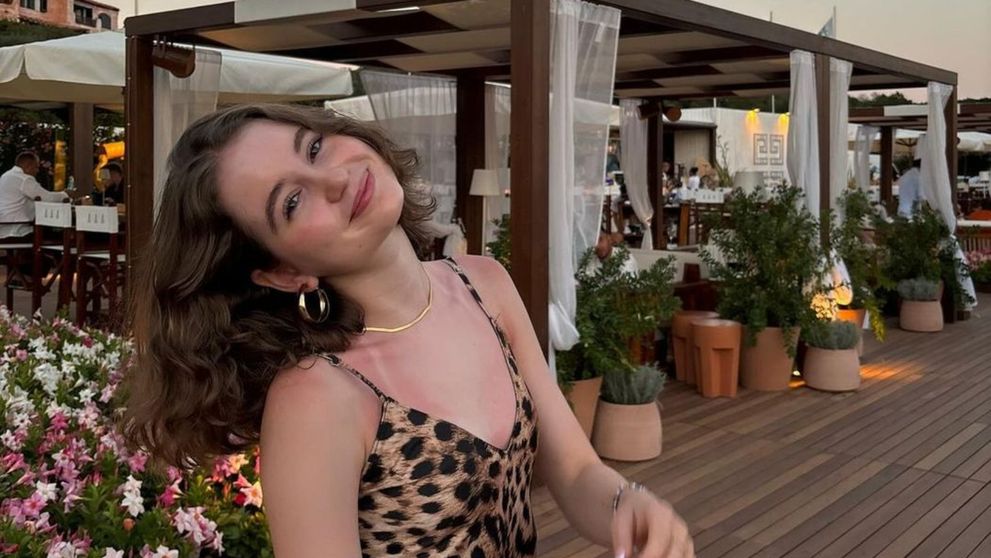 Irinuca Columbeanu, ravisantă într-o ținută inedită. Adolescenta a moștenit de la mama sa eleganța și rafinamentul. Imaginea cu care și-a surprins fanii