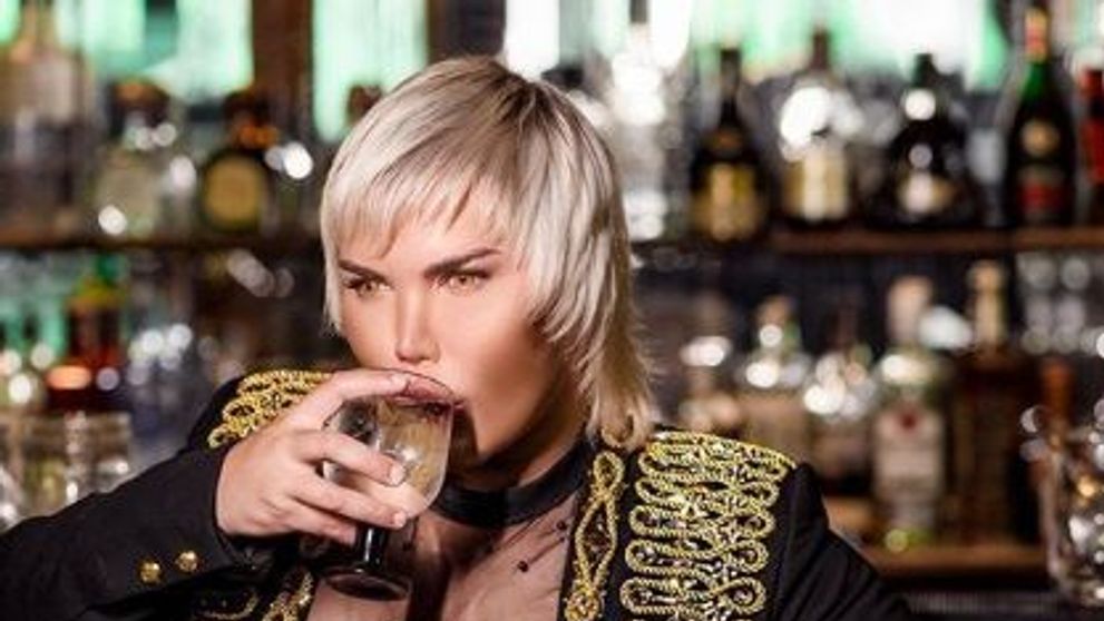 E de neoprit! Rodrigo Alves și-a scos “pătrățelele” de pe abdomen și și le-a pus în… posterior