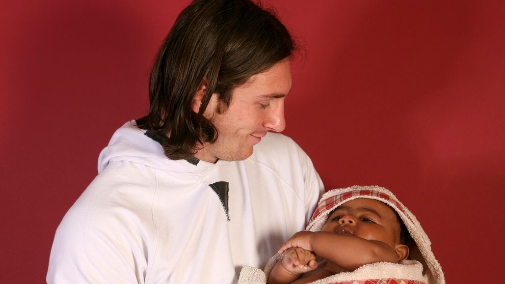 În urmă cu 19 ani, Messi îl ținea în brațe pe Lamine Yamal. Fotografia care a făcut înconjurul lumii capătă acum o semnificație incredibilă