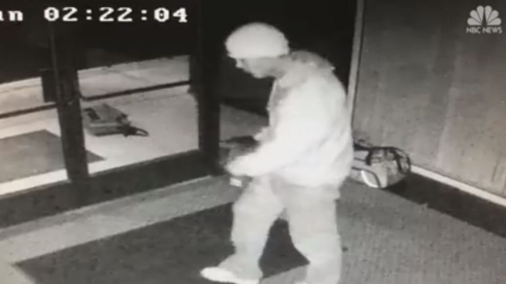 Imaginile cu un hot surprins de camerele de supraveghere fac senzatie pe internet