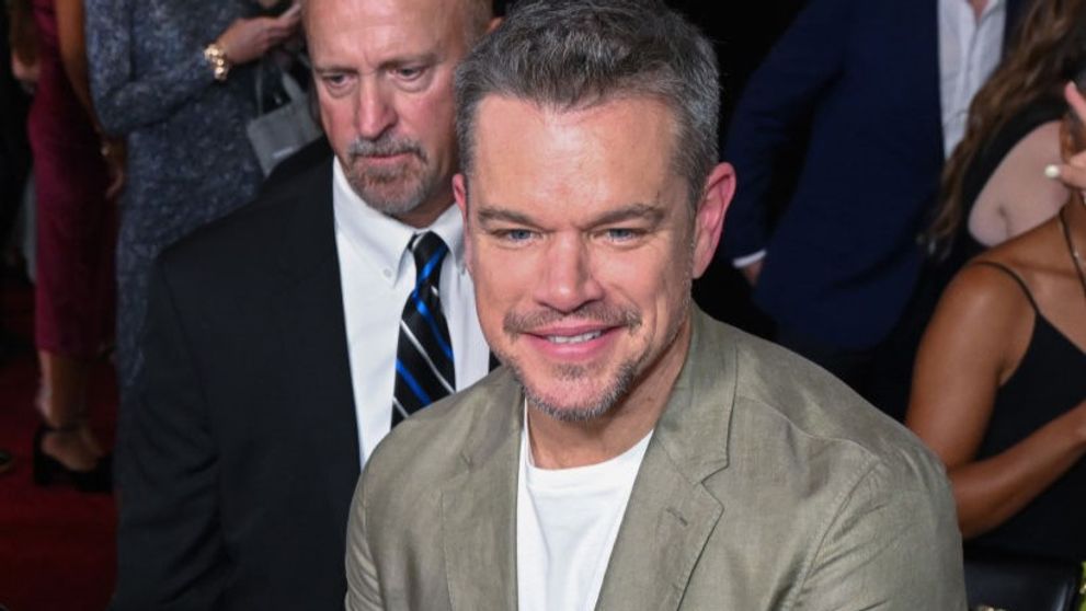 Matt Damon, departe de a mai semăna cu sex-simbolul care a cucerit Hollywood! Celebrul actor, surprins de paparazzi cu barbă lungă și mustață grizonată