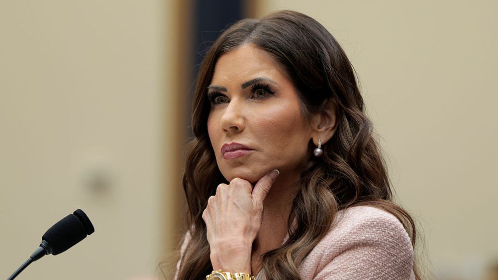 Viața controversată a lui Kristi Noem, demisă de Trump de la Homeland Security. În trecut, aceasta a șocat povestind cum a ucis, fără milă, câinele familiei