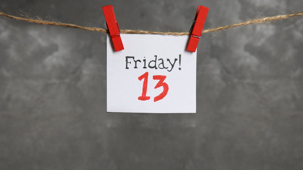 De ce vineri, 13 februarie 2026, este cea mai ”temută” zi din calendar. Mituri și superstiții și de unde a pornit friggatriskaidekafobia