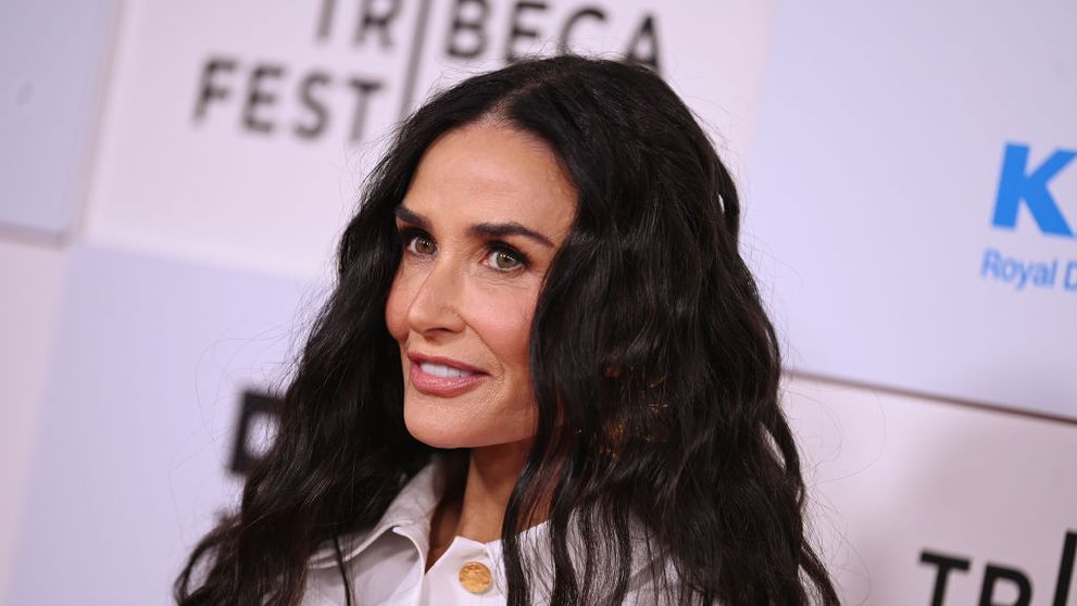 Demi Moore s-a afișat într-un bikini alb minuscul, alături de nepoțica sa care face primii pași