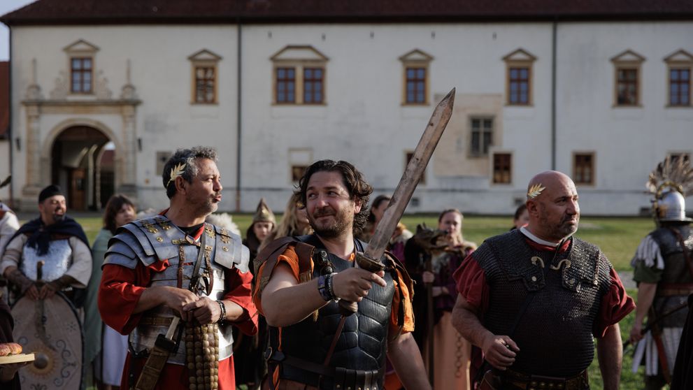 Descoperă Alba Iulia ca un adevărat MasterChef! Florin Dumitrescu, Sorin Bontea și Cătălin Scărlătescu au călătorit în timp, printre zidurile cetății