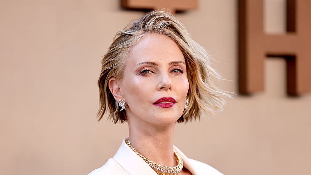 „Așa arată o femeie adevărată”, spun unii. „Arată ca un băț, să mănânce un hamburger”, răspund alții. Charlize Theron stârnește controverse cu ultima apariție