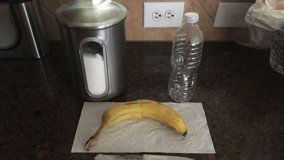 A taiat o banana si a pus-o intr-o sticla goala de apa. Ce s-a intamplat dupa o saptamana. Rezultatul, genial