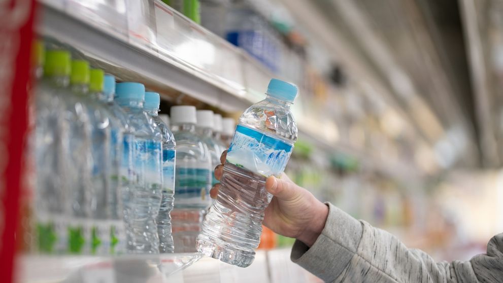 Un angajat al unui supermarket a fost concediat după ce a băut o sticlă de apă fără să o plătească