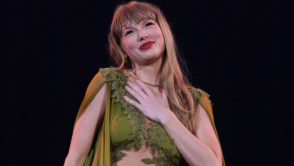 I-a pufnit plânsul, iar unii au fost la un pas de leșin când au aflat bonusurile. Taylor Swift și-a răsplătit regește echipa din turneul Eras: șoferii de camion au primit sume fabuloase