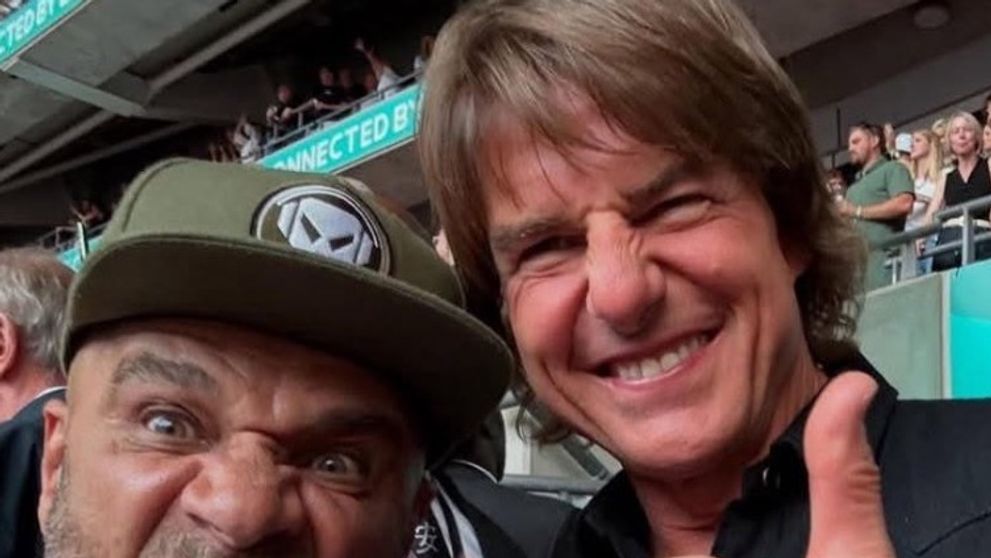 Cine este bărbatul cu dinți aurii alături de care a pozat Tom Cruise la concertul Oasis
