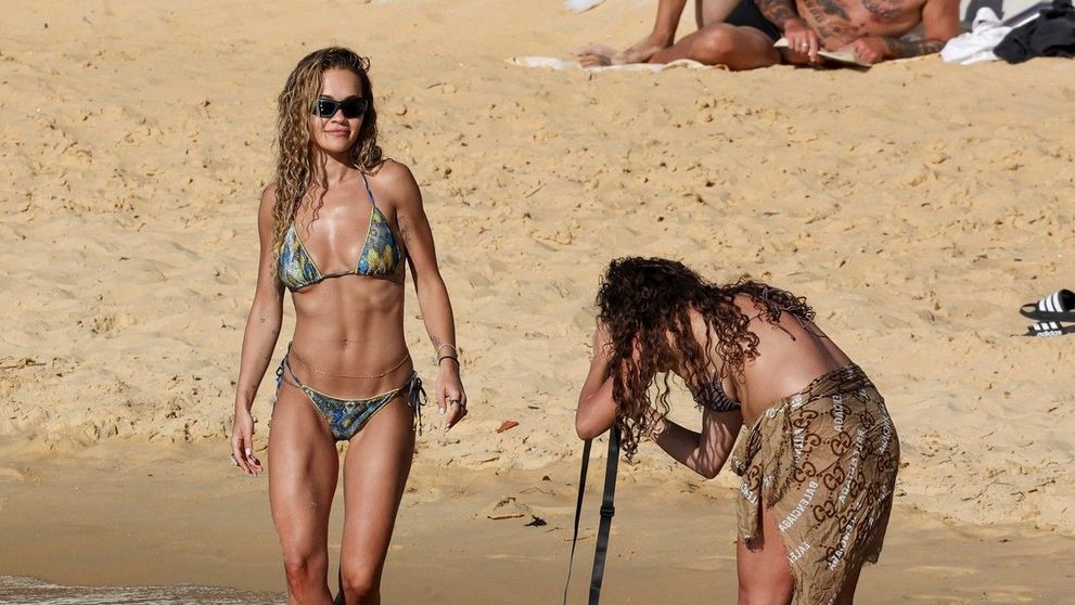 Corpul care nu are nevoie de niciun filtru! Rita Ora, imaginea perfecțiunii în costum de baie