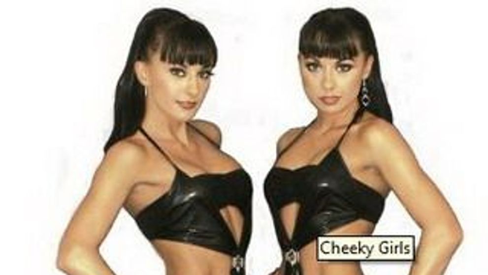 Cheeky Girls au venit in Romania cu 60 de kilograme de haine