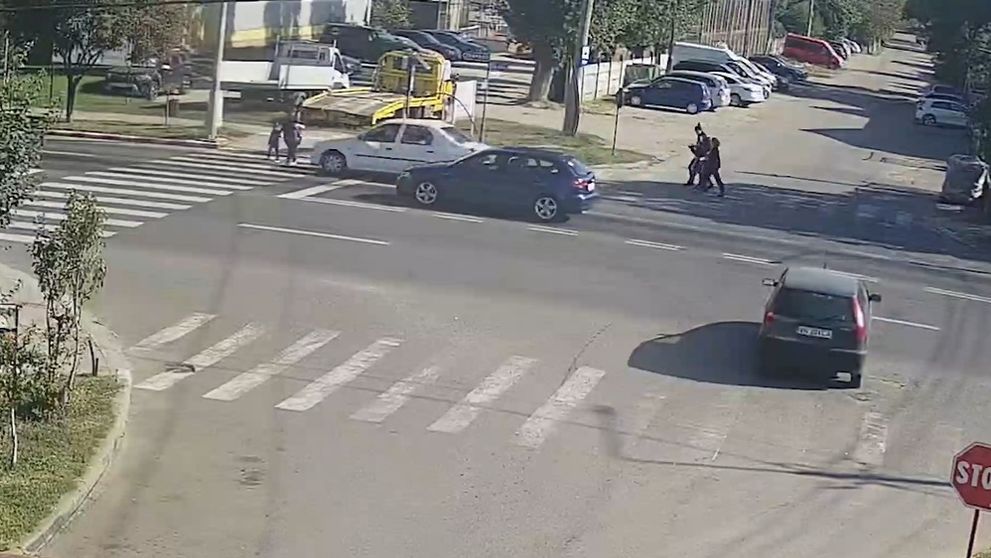 VIDEO | O mamă și doi copii din Adjud au fost loviți din plin cu mașina, pe trecerea de pietoni