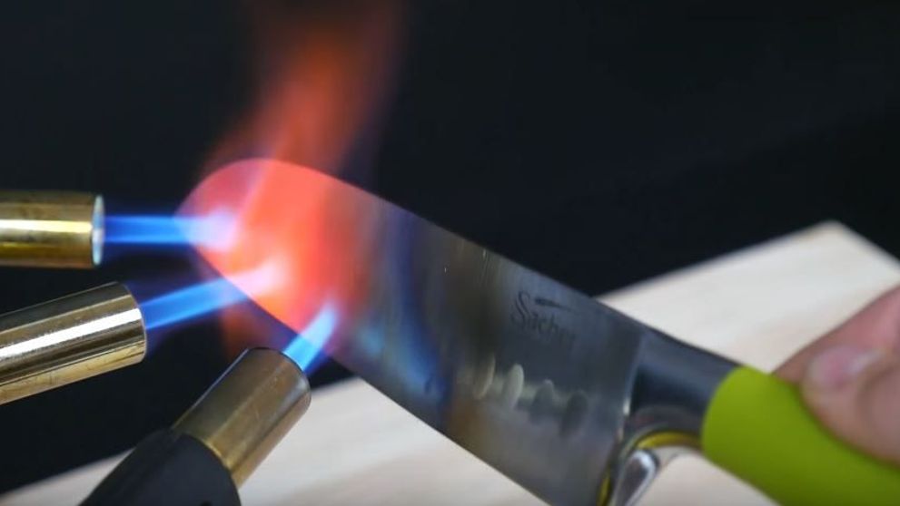 A incins un cutit si apoi a taiat mai multe produse pe care le folosim zilnic. Experimentul care a ajuns viral - VIDEO