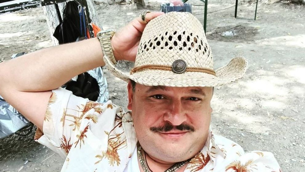 O fotografie postată de Mihai Bobonete de la începuturile carierei sale a atras atenția pe Facebook