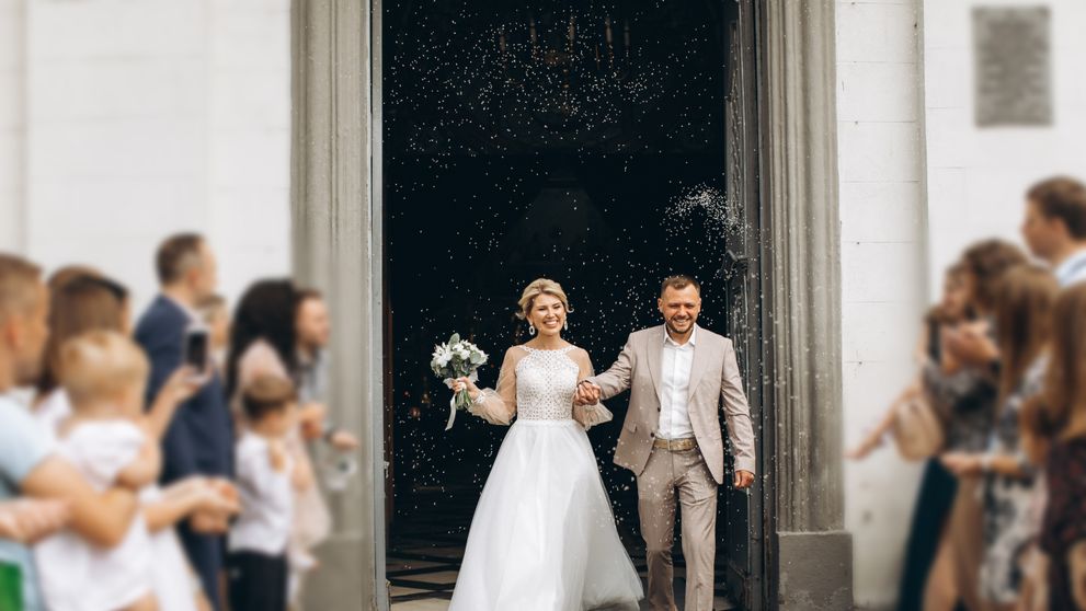 Mirii au fost jefuiți de ospătar în ziua nunții! Pe ce a cheltuit hoțul darul primit de la invitați
