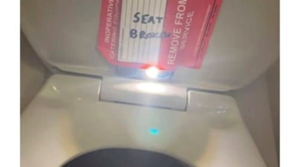 O adolescentă a fost filmată, pe ascuns, în baia avionului. Ce făcea tânăra în toaletă și ce imagini au fost surprinse de camera telefonului mobil