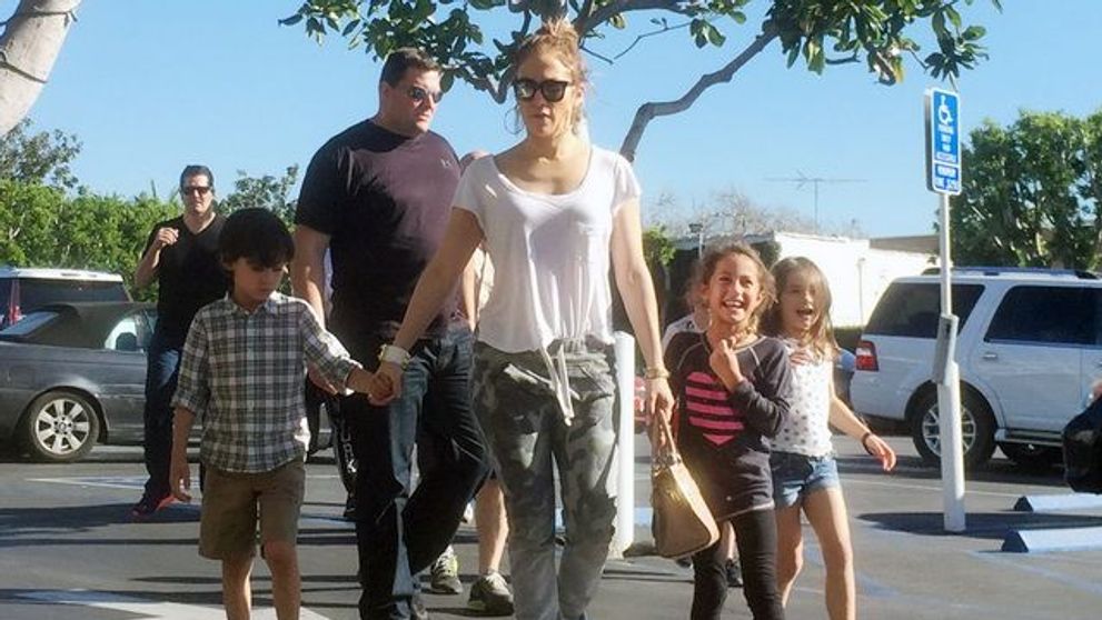 Jennifer Lopez arata ca o diva chiar si in timpul liber. Cum a fost surprinsa cantareata alaturi de cei doi copii