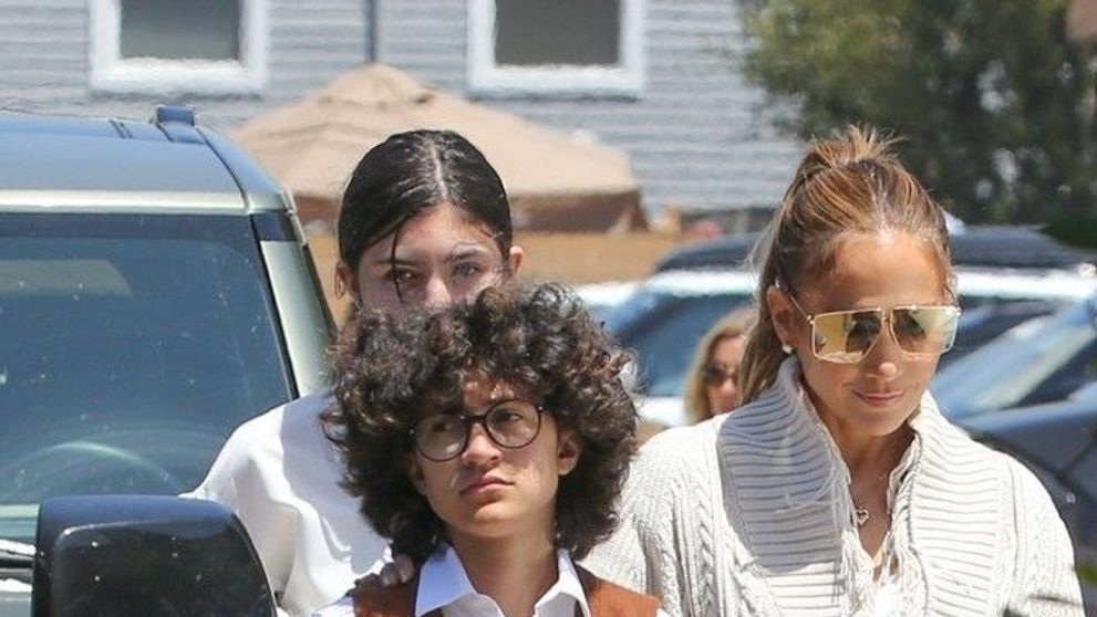 Mai diferite de atât nu se poate. Emme, fiica adolescentă a lui J Lo, nu se inspiră din look-ul de divă al mamei sale