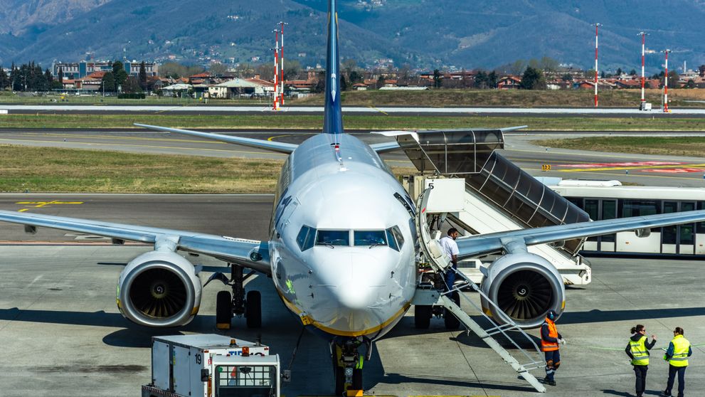 Scene șocante pe pista aeroportului din Bergamo: un bărbat a fost aspirat de motorul unui avion și a murit pe loc