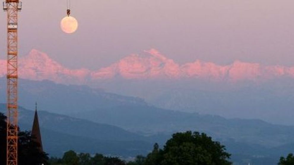 Un pic mai la dreapta, un pic la stanga... perfect! Luna pare tinuta de o macara, intr-o super iluzie optica
