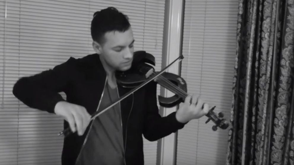 Romanul care face senzatie pe strazile din Scotia cu vioara lui revine cu o noua piesa - VIDEO