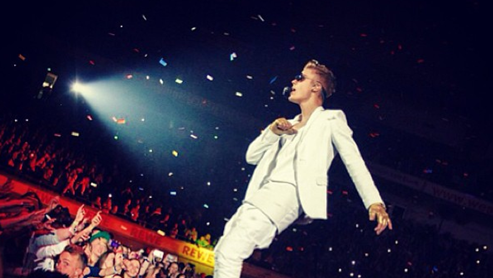 Reactia lui Justin Bieber, dupa ce o admiratoare si-a aruncat sutienul pe scena, la un concert. FOTO