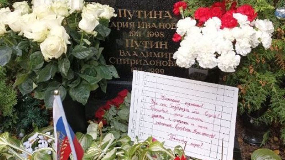 Ce scrie pe un bilet lăsat la mormântul părinților lui Vladimir Putin