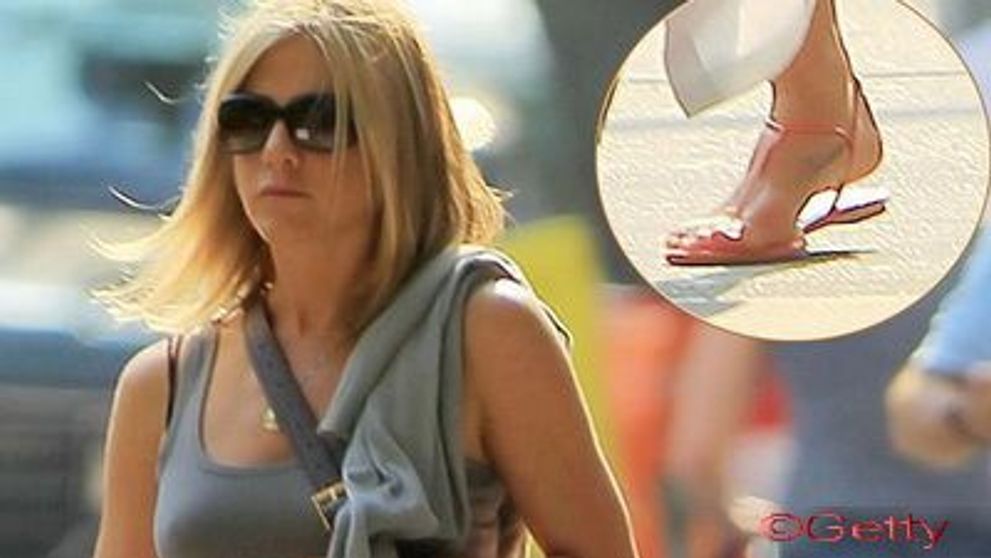 Jennifer Aniston si-a tatuat numele Norman! Afla de ce! FOTO