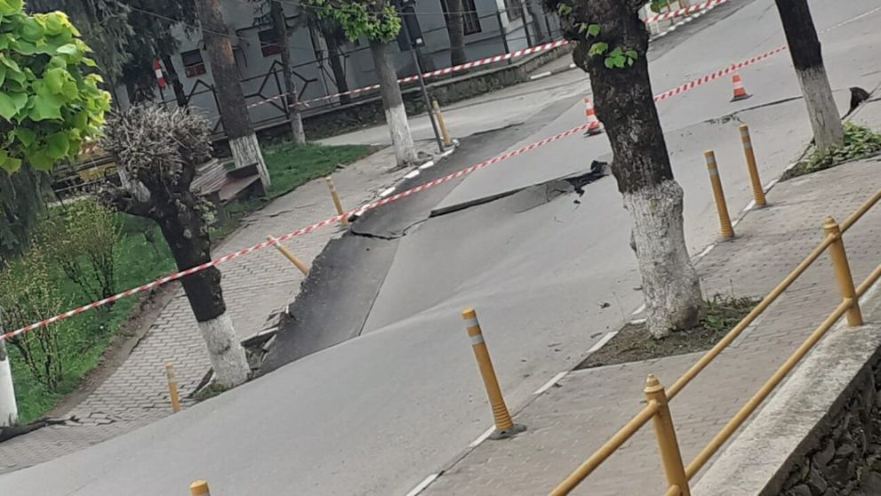 Le-a fugit pământul de sub picioare. Localnicii din orașul Slănic sunt îngrijorați după ce s-a surpat o porțiune mare de stradă. Ce spun specialiștii despre zăcământul de sare pe care stă întreaga localitate