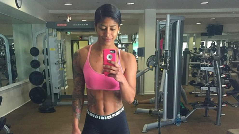 Cum arata femeia cu cel mai sexy posterior de pe Instagram. Ea le invata pe doamne cum sa obtina silueta perfecta