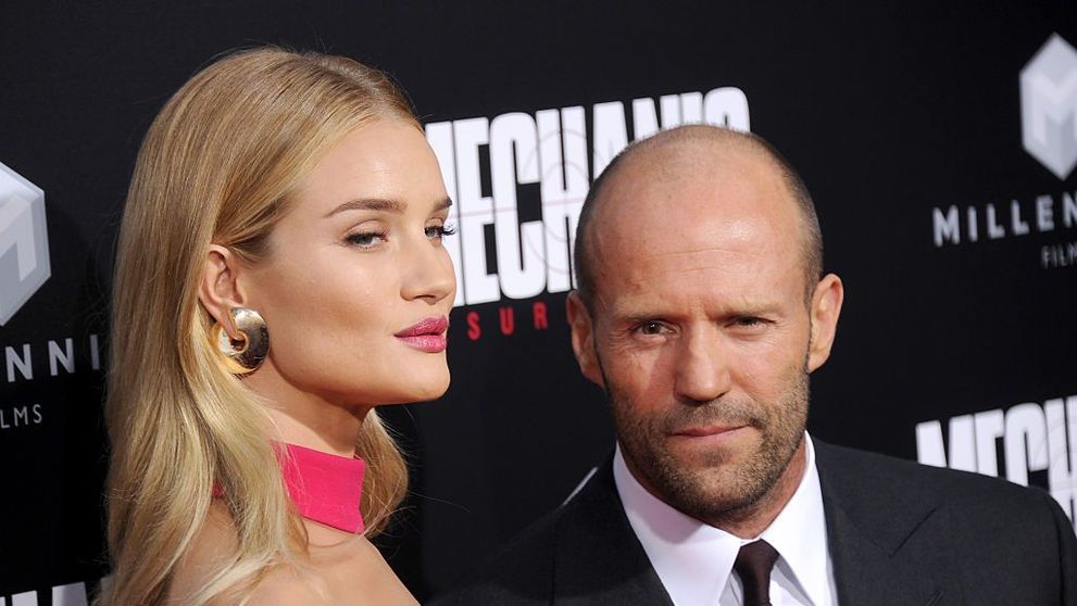 Imagini rare cu logodnica lui Jason Statham. Rosie Huntington-Whiteley s-a pozat în timp ce-și alăpta fetița