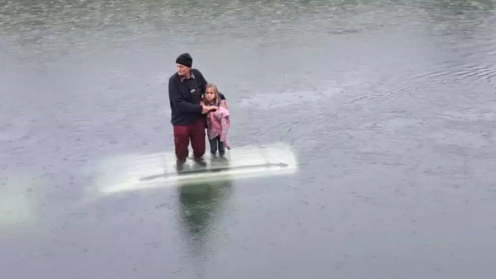 Caz dramatic în Argeș! Un bătrân și o fetiță, căzuți cu mașina într-un canal, s-au refugiat pe plafonul vehiculului! Cum au fost salvați
