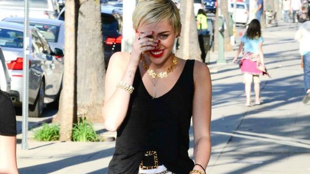 Miley Cyrus, la limita dintre sexy si vulgar. Si-a schimbat tunsoarea si si-a luat cei mai scurti pantaloni posibili