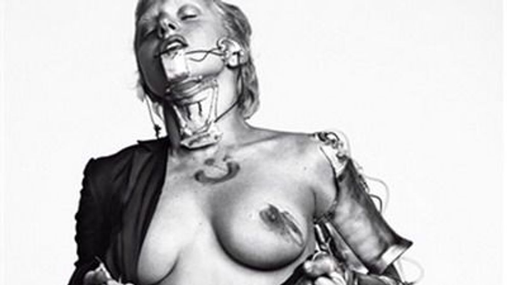 Lady Gaga si-a dezvelit sanul intr-un pictorial intr-o revista pentru barbati! FOTO