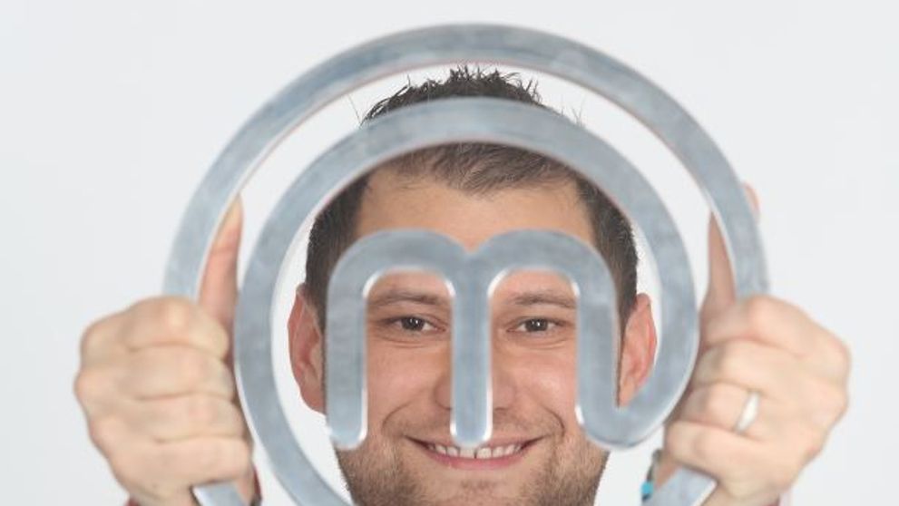 Castigatorul Masterchef Romania a gatit 300 de mucenici, alaturi de ajutoare de nadejde. Cui au fost donati mucenicii