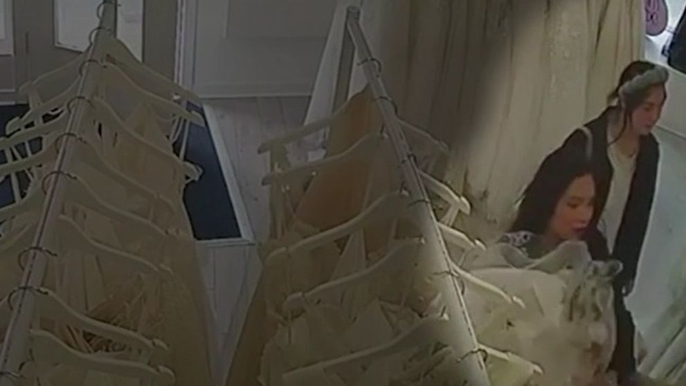 VIDEO Patru femei, surprinse pe cameră în timp ce fură rochii de mireasă în valoare de mii de euro! Cum a acționat vânzătoarea: „Au fost extrem de viclene”