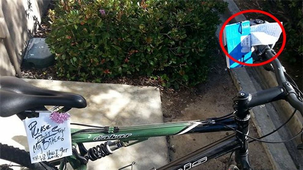 Si-a lasat bicicleta nesupravegheata, cu un biletel: 