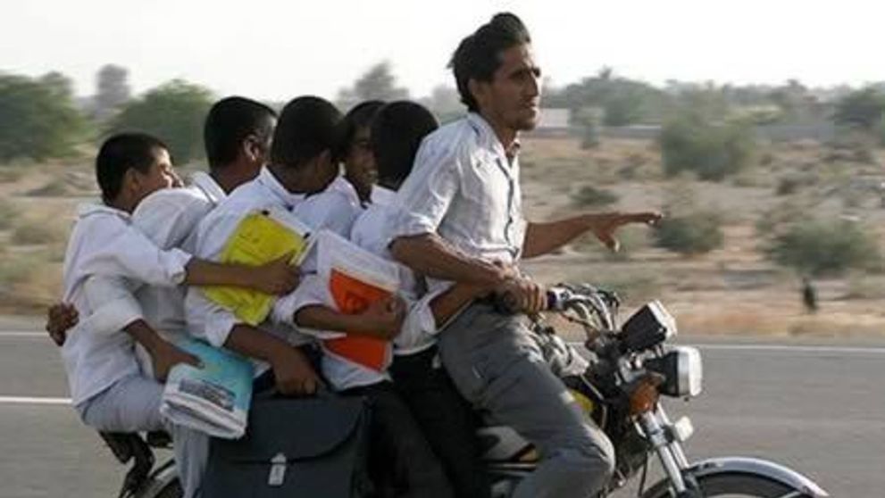India, tara tuturor posibilitatilor! Vezi cele mai neconventionale mijloace de transportat persoane
