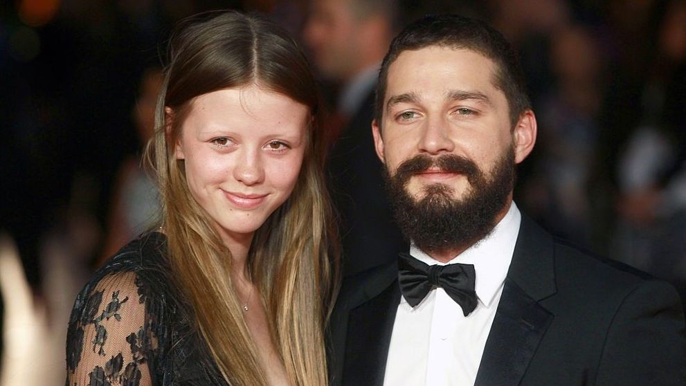 Shia LaBeouf și-a lăsat soția tinerică pentru o cântăreață nonconformistă. Cum arată noua sa cucerire
