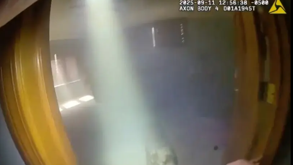 Un cățel l-a șocat pe polițistul care a venit să-l scoată dintr-o casă în flăcări. Ce a făcut înainte să iasă din casă: ”Ce băiat bun” VIDEO