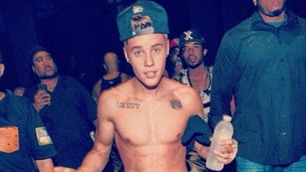 Justin Bieber, schimbare de look pentru fanele lui. Cantaretul si-a vopsit parul si s-a fotografiat la bustul gol