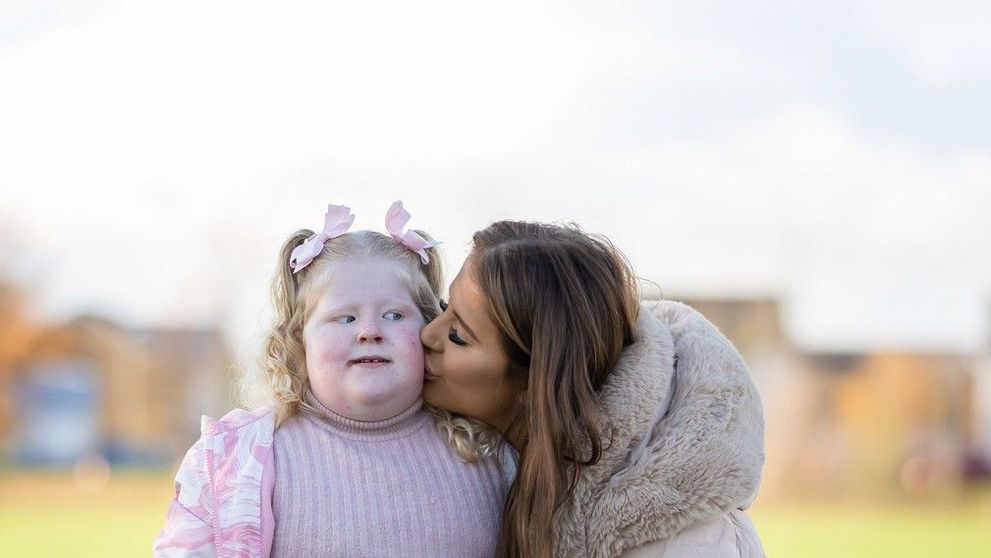 Afecțiunea rară care o ține flămândă. La 5 ani are 45 kg: mama ei i-a pus gard să nu mai ajungă la frigider