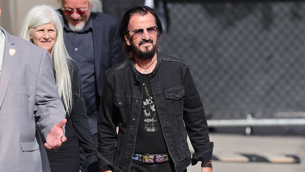 Îl recunoști? E unul dintre cei mai mari muzicieni ai lumii și sfidează vârsta ca nimeni altul! După ce și-a vopsit părul și barba, celebrul Ringo Starr arată de parcă ar fi cu 40 de ani mai tânăr