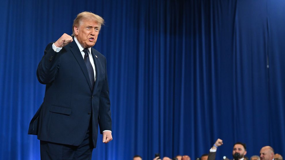 Trump, acuzat că a purtat un „scutec dublu” la ceremonia de la Cimitirul Național Arlington. Îngrijorările privind starea de sănătate și o posibilă demență se intensifică