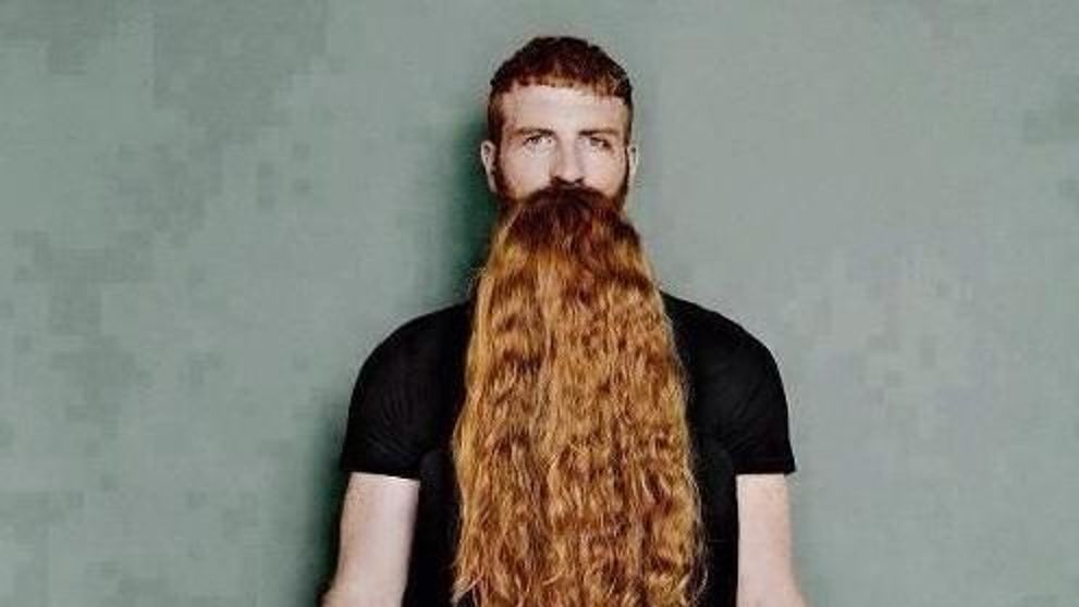 Crezi ca e un barbat cu barba roscata in fotografie? Uita-te mai bine: FOTO