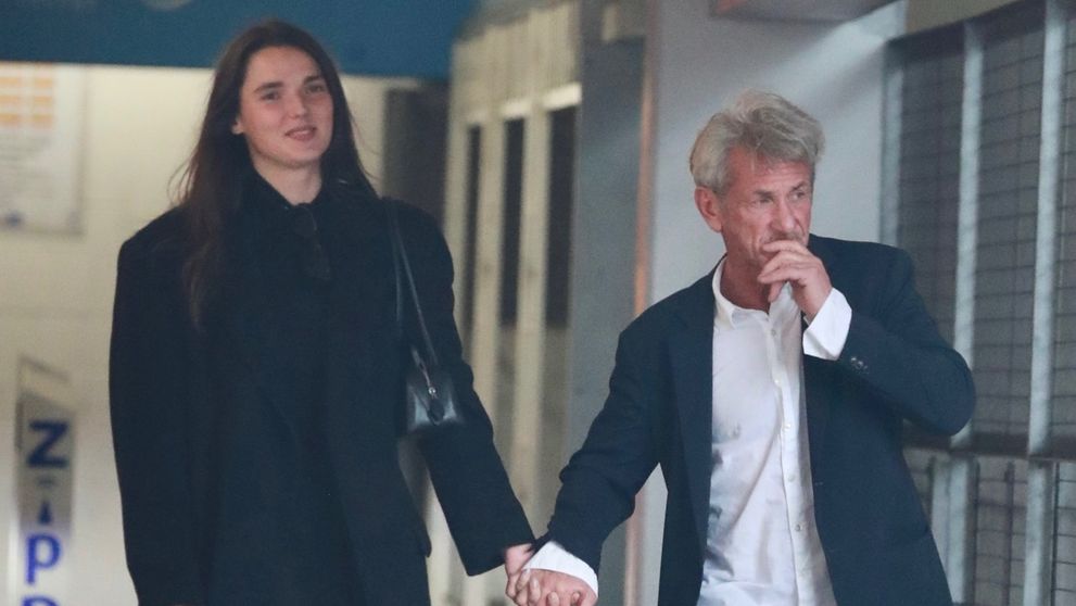 Îi despart 35 de ani și câțiva centimetri, însă relația lor rezistă! Sean Penn, surprins de paparazzi alături de iubita moldoveancă