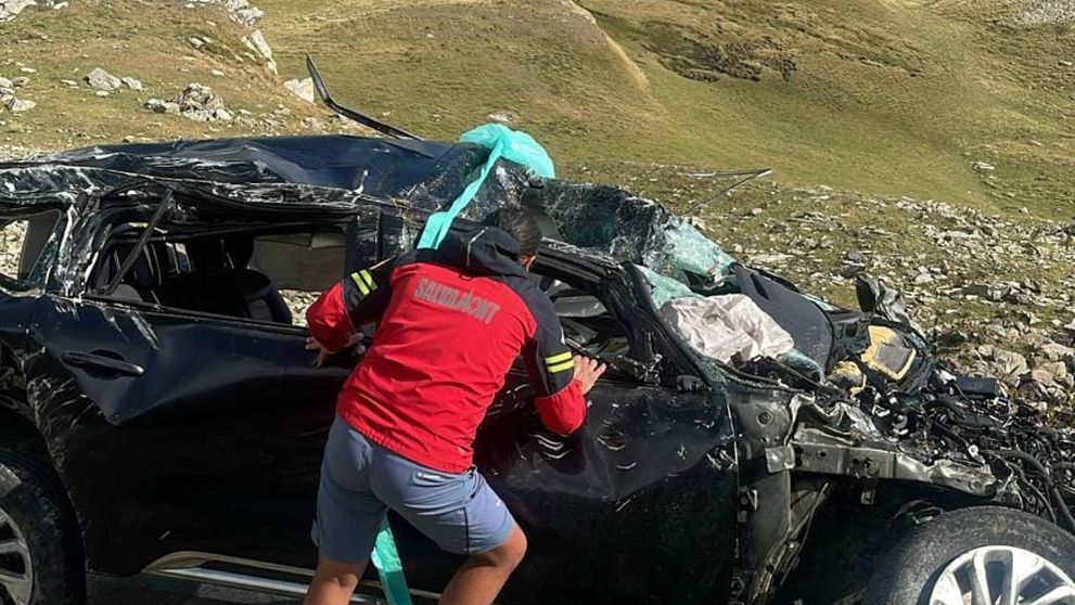 Un bărbat s-a sinucis aruncându-se cu mașina într-o prăpastie de pe Transalpina! Motivul pentru care a recurs la un asemenea gest și ce a făcut înainte de a-și pune capăt zilelor