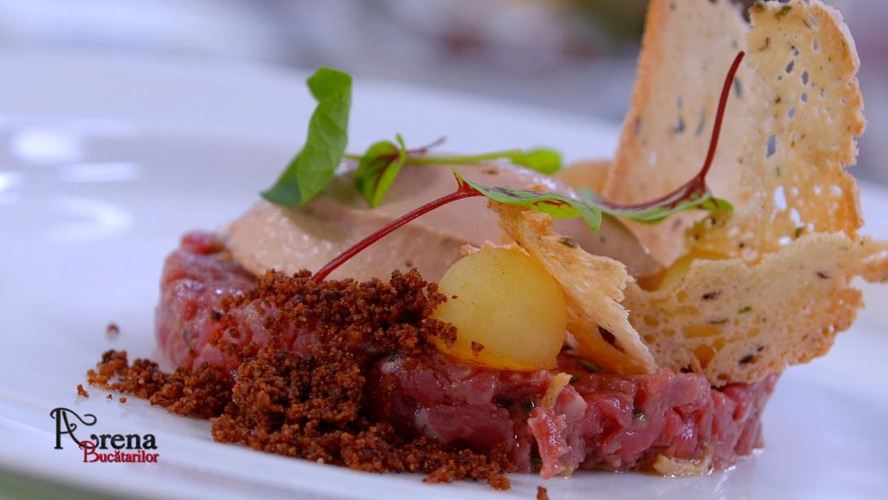Tartar de vită cu mousse de foie-gras și noisette de pere